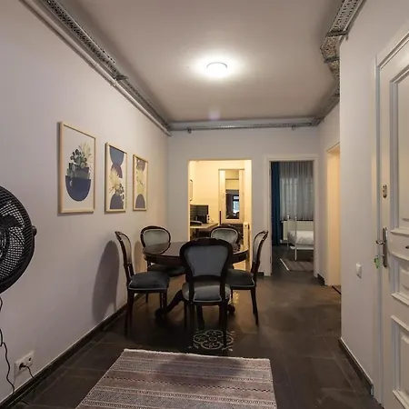 Eclectic 1br With Charm In The Heart Of Cihangir